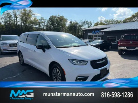 White 2024 Chrysler Pacifica Hybrid Select for sale in Blue Springs, MO
