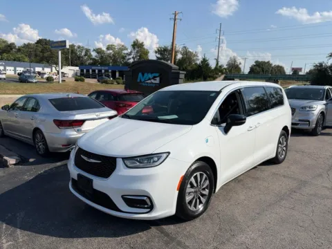 Photos of 2024 Chrysler Pacifica Hybrid Select for sale in Blue Springs, MO at MAG Auto - Munsterman Automotive Group