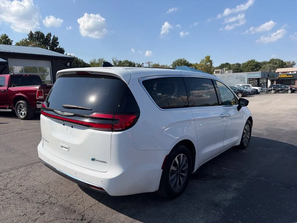 Chrysler Pacifica photo 4