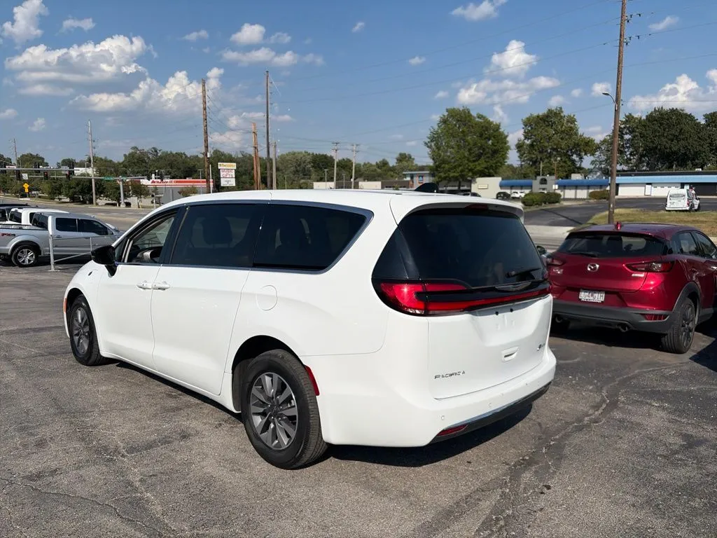 Chrysler Pacifica photo 3