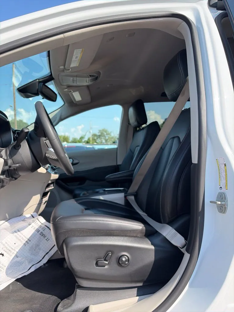 Chrysler Pacifica photo 6