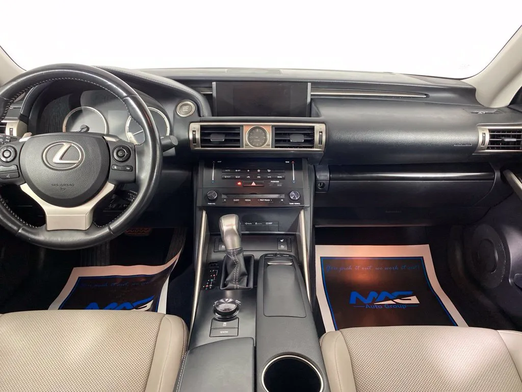 Lexus IS photo 32