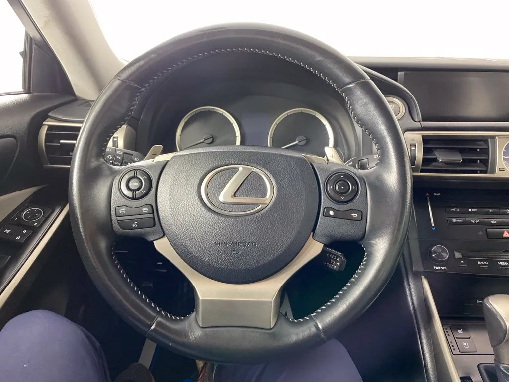Lexus IS photo 28