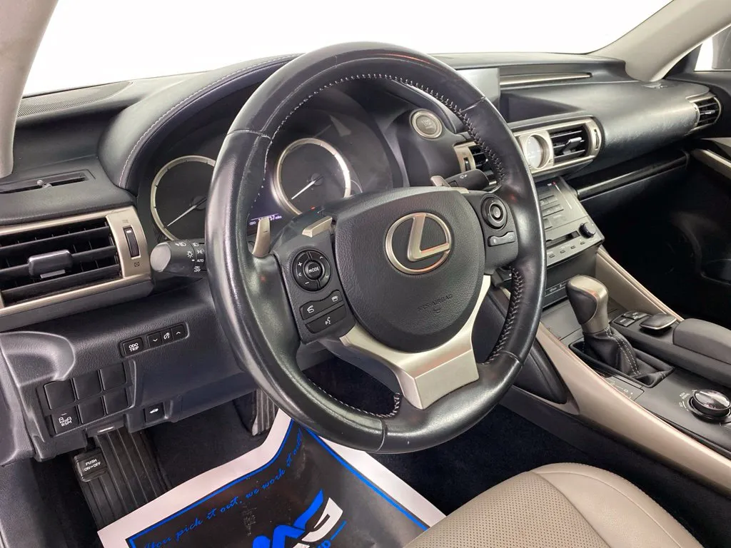 Lexus IS photo 11