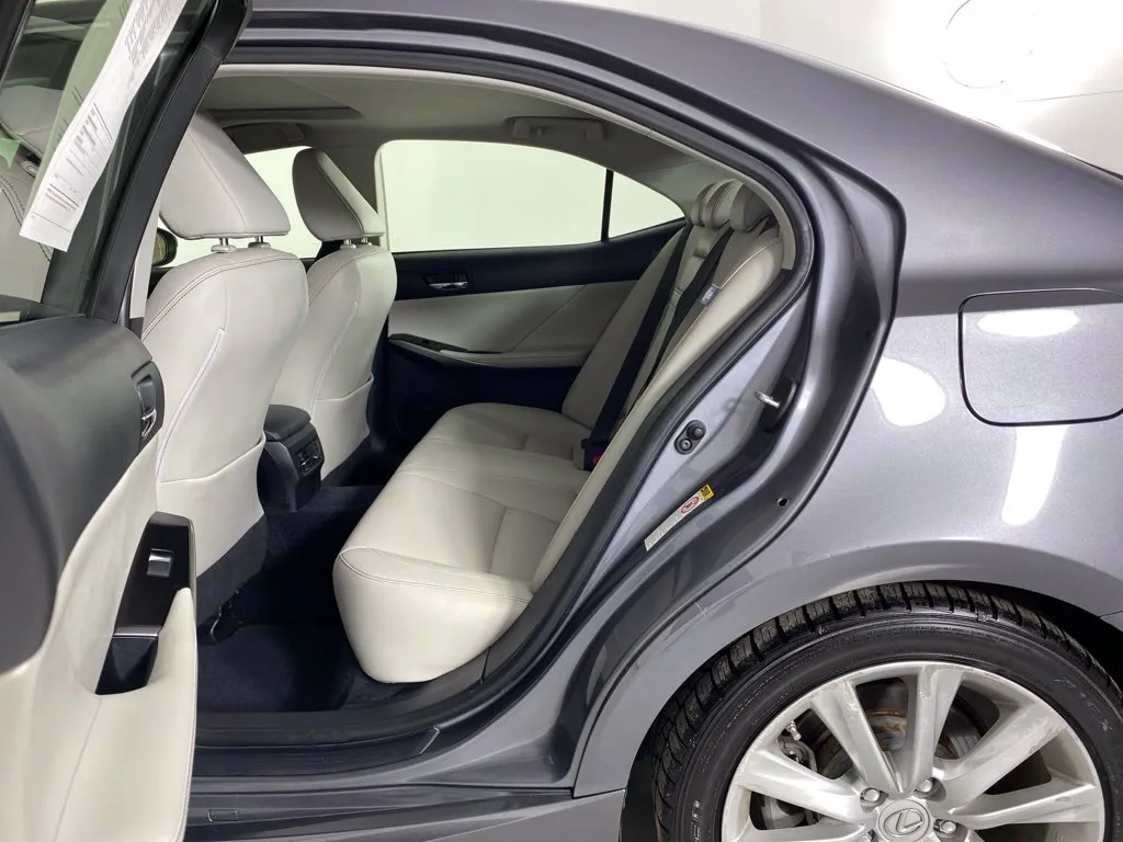 Lexus IS photo 30