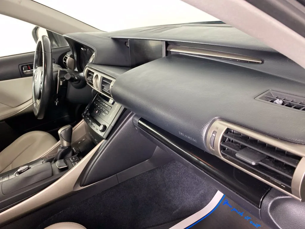 Lexus IS photo 38
