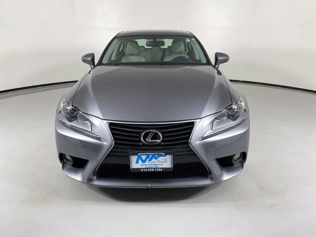 Lexus IS photo 2