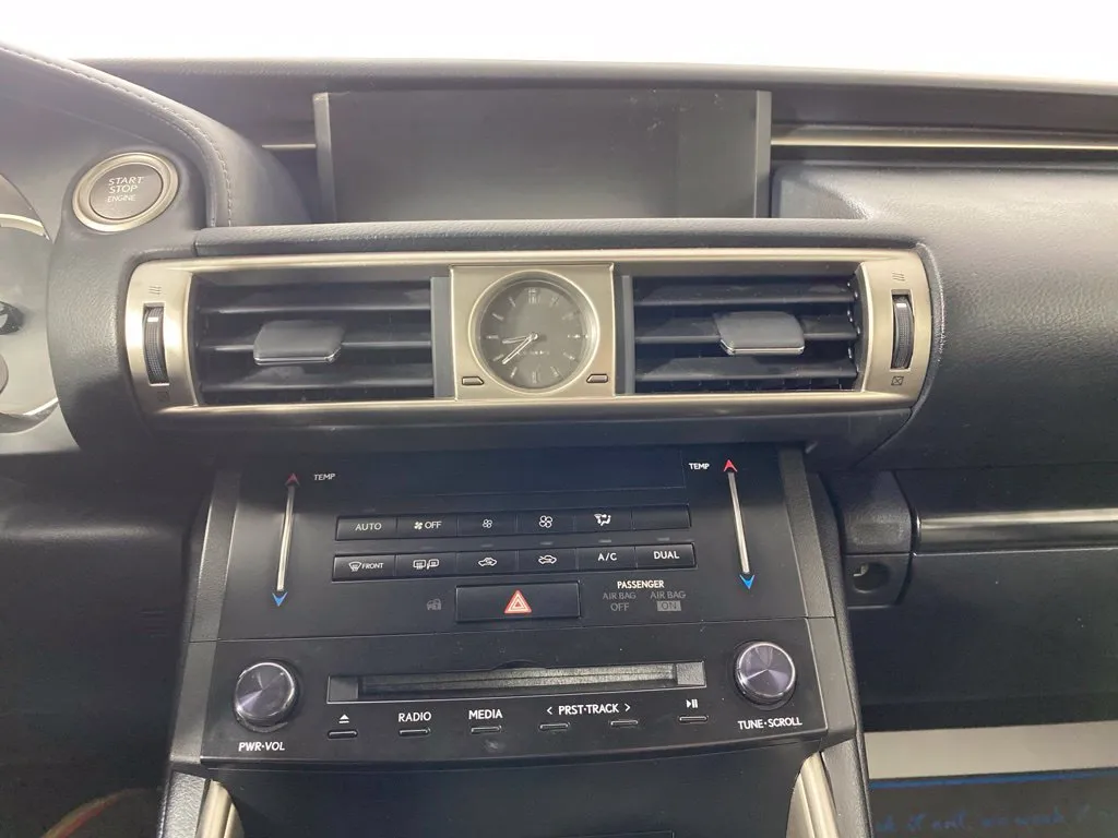Lexus IS photo 17