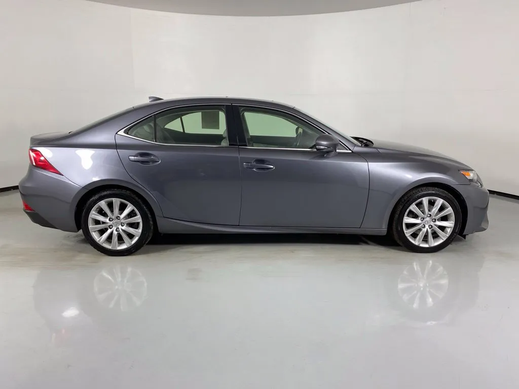 Lexus IS photo 8