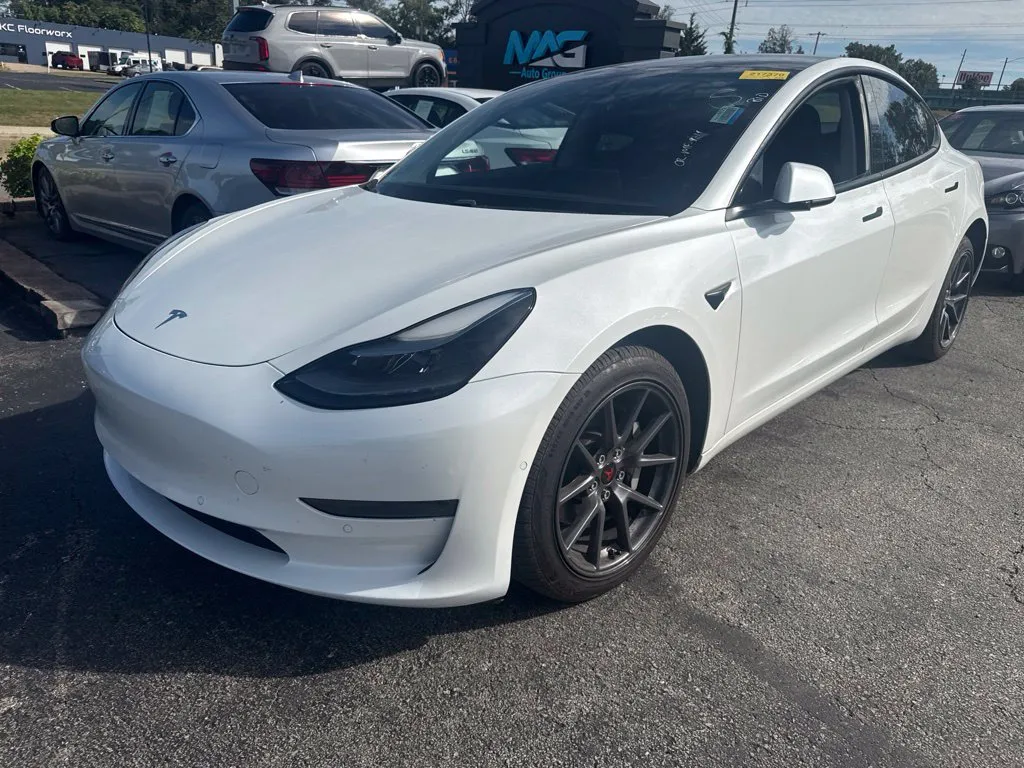 Tesla Model 3 photo 2