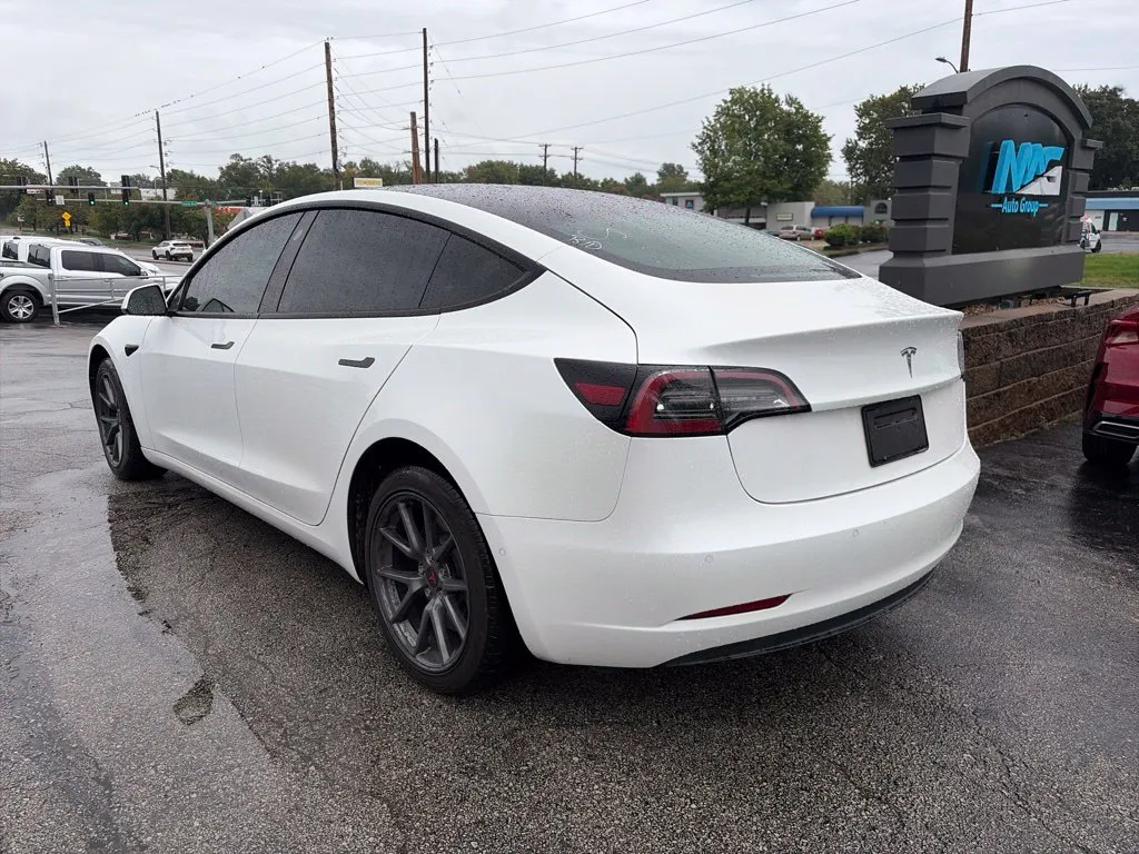 Tesla Model 3 photo 3