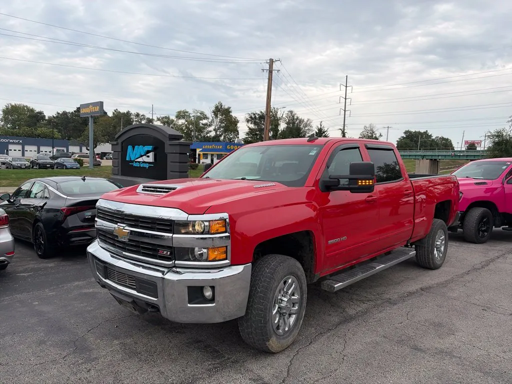 Chevrolet Silverado photo 2
