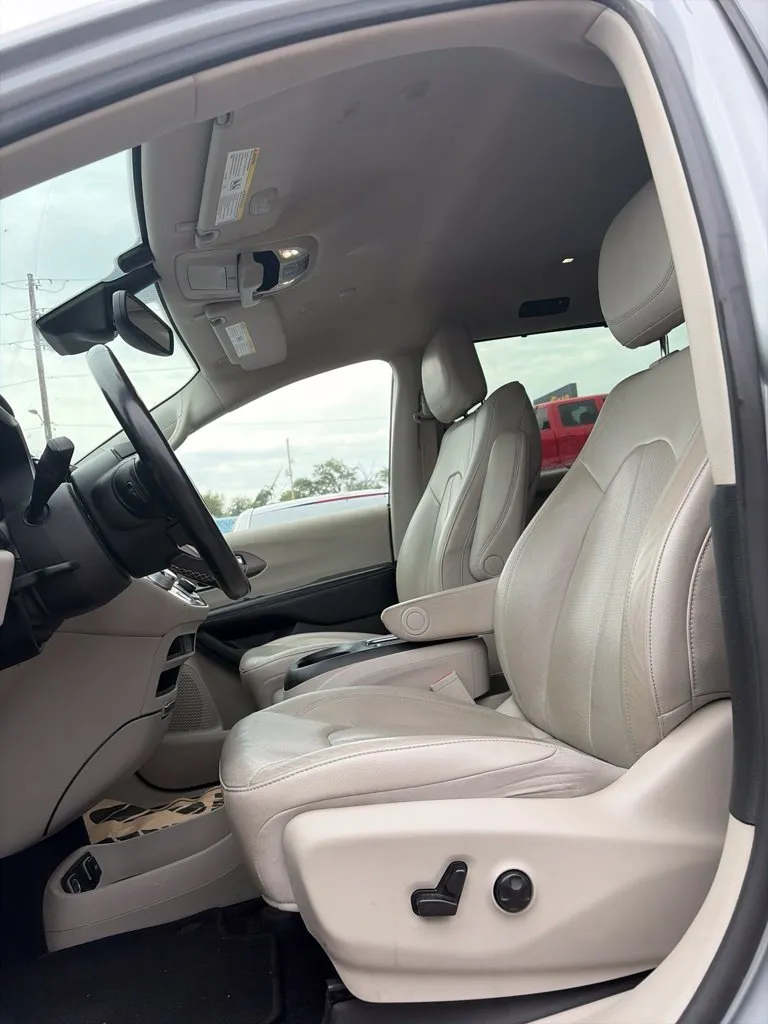 Chrysler Pacifica photo 6
