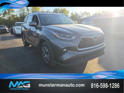 Gray 2021 Toyota Highlander XLE for sale in Blue Springs, MO