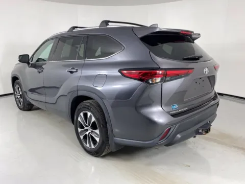 More photos of 2021 Toyota Highlander XLE at MAG Auto - Munsterman Automotive Group, MO