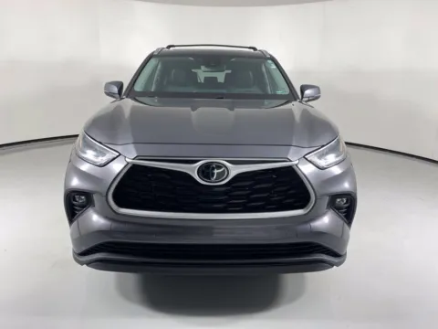 Photos of 2021 Toyota Highlander XLE for sale in Blue Springs, MO at MAG Auto - Munsterman Automotive Group