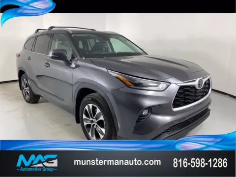 Gray 2021 Toyota Highlander XLE for sale in Blue Springs, MO