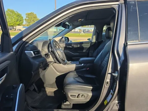 More photos of 2021 Toyota Highlander XLE at MAG Auto - Munsterman Automotive Group, MO