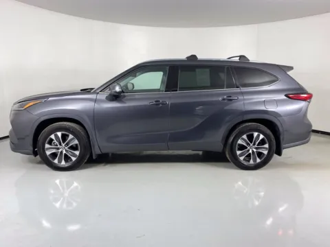 More photos of 2021 Toyota Highlander XLE at MAG Auto - Munsterman Automotive Group, MO