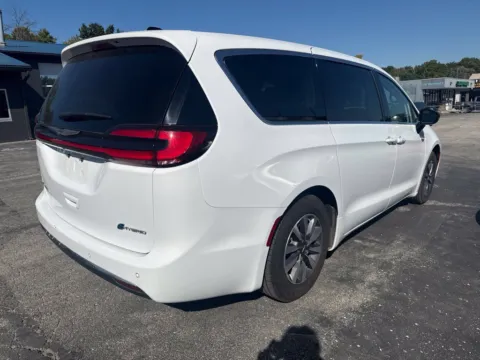 More photos of 2024 Chrysler Pacifica Hybrid Select at MAG Auto - Munsterman Automotive Group, MO