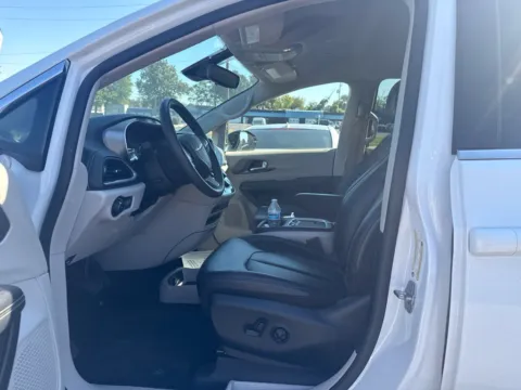 More photos of 2024 Chrysler Pacifica Hybrid Select at MAG Auto - Munsterman Automotive Group, MO
