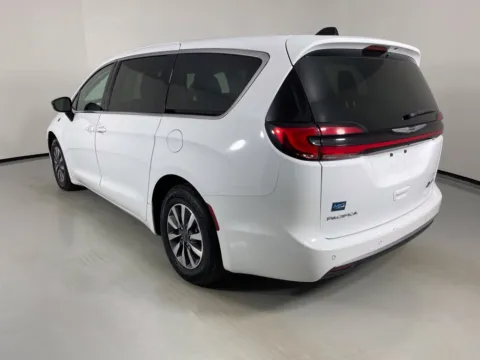 More photos of 2024 Chrysler Pacifica Hybrid Select at MAG Auto - Munsterman Automotive Group, MO
