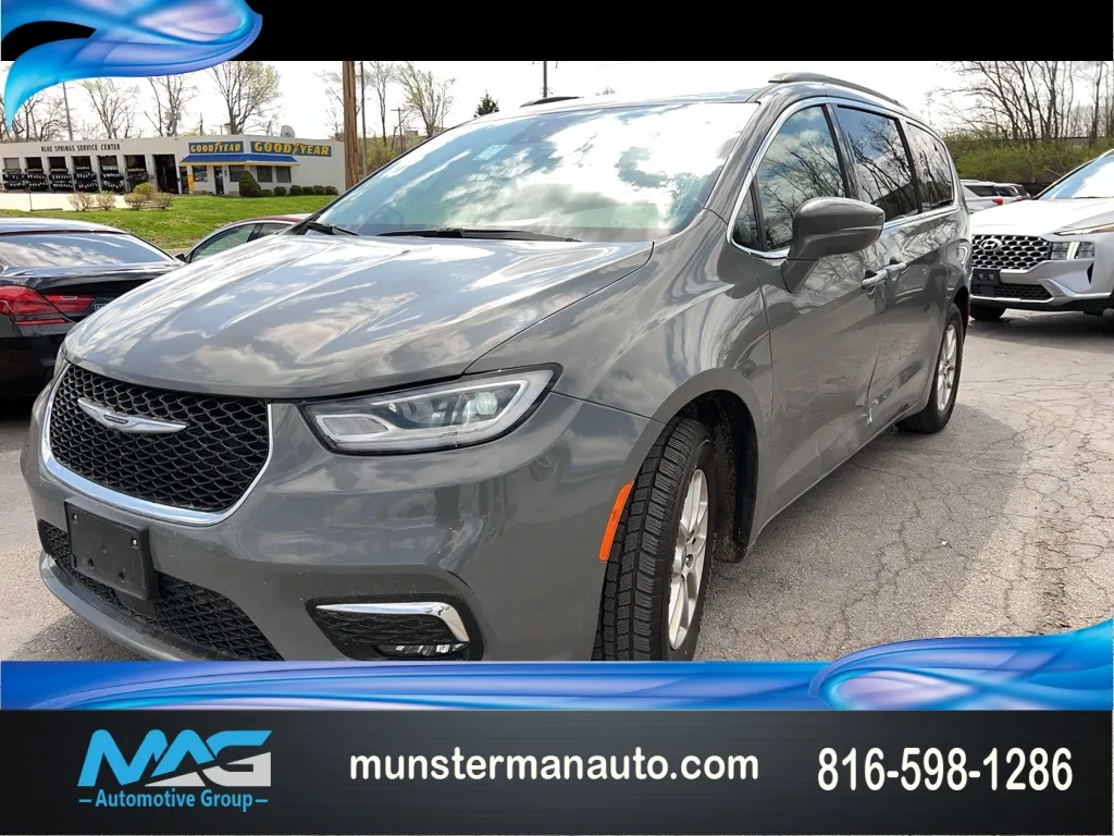 2022 Chrysler Pacifica Touring L for sale in Blue Springs, MO