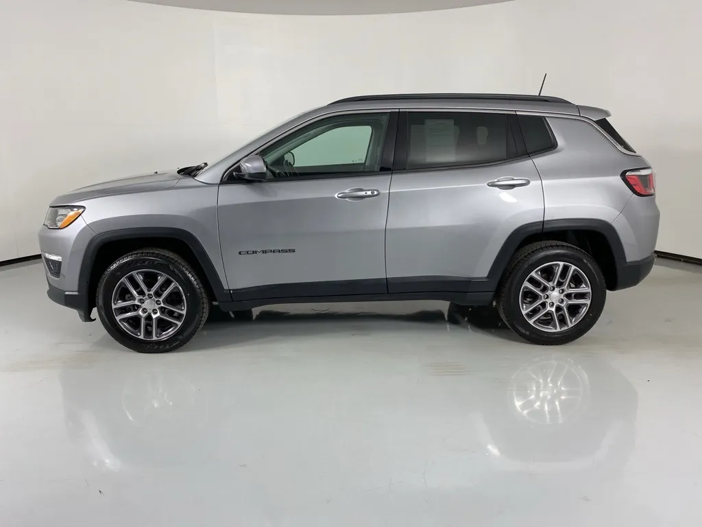 2020 Jeep Compass Latitude photo 2
