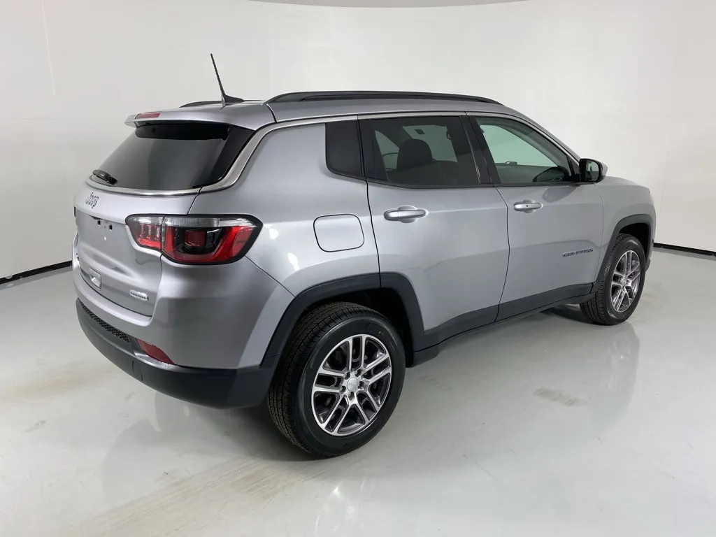 2020 Jeep Compass Latitude photo 3