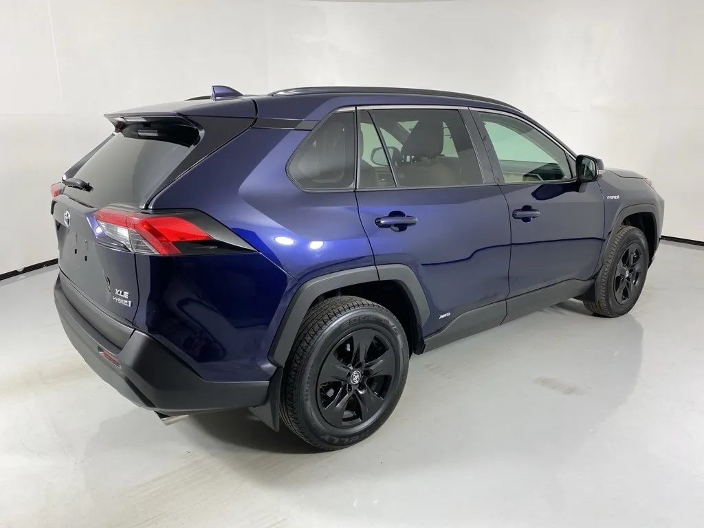 2020 Toyota RAV4 Hybrid XLE photo 3