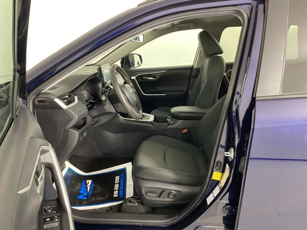 2021 Toyota RAV4 Hybrid XLE photo 4