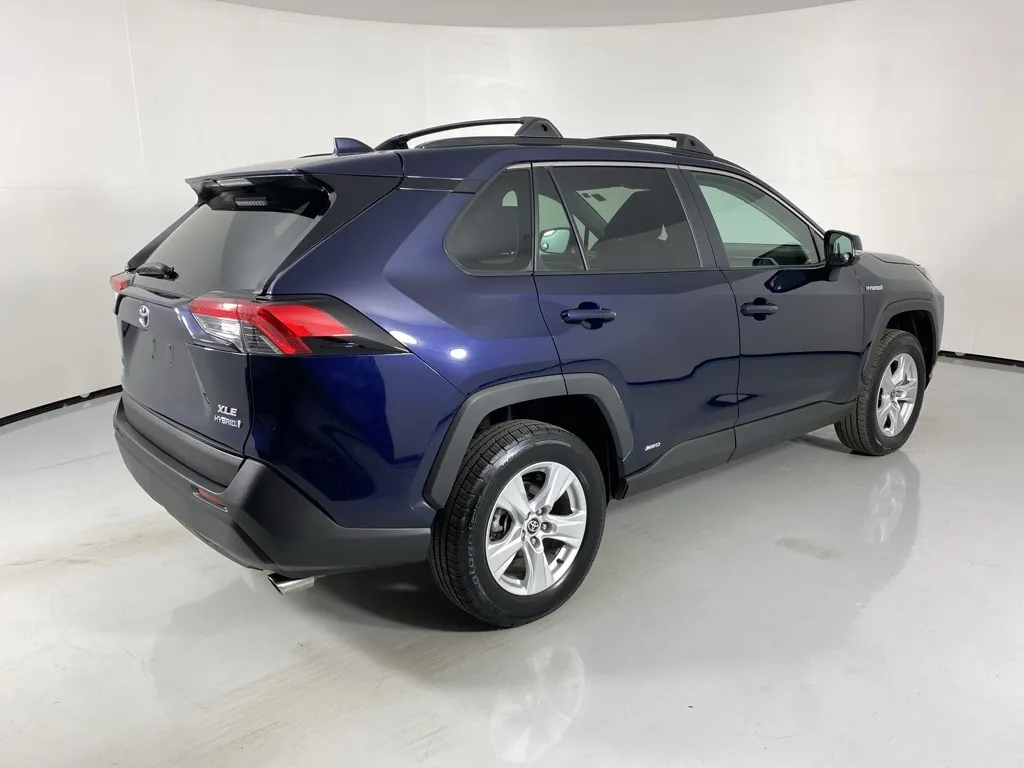 2021 Toyota RAV4 Hybrid XLE photo 3