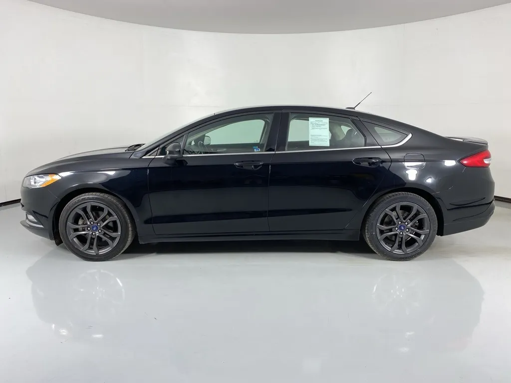 2018 Ford Fusion SE photo 2
