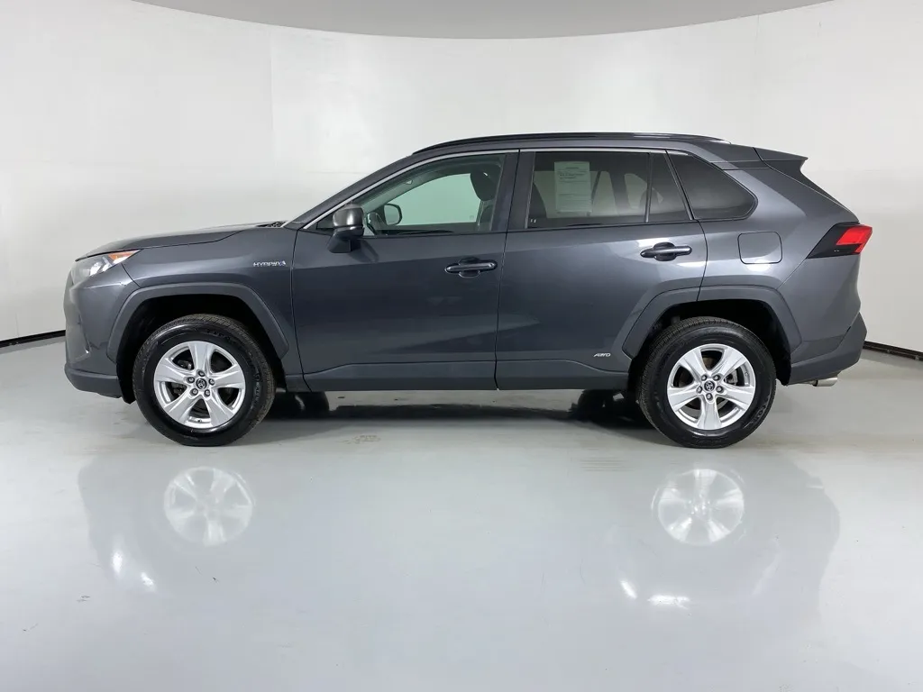 2021 Toyota RAV4 LE photo 2
