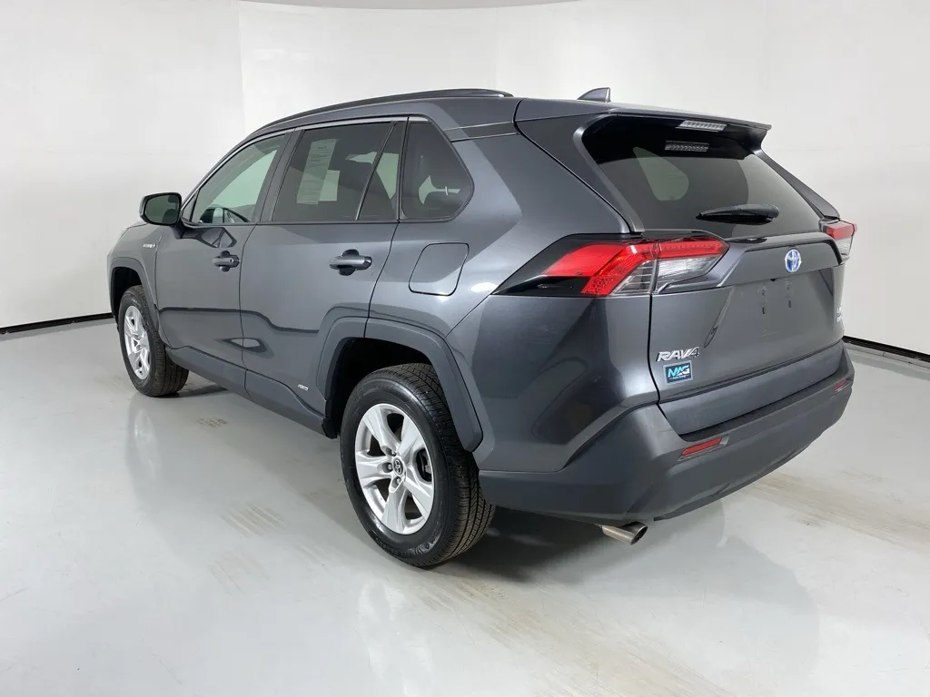 2021 Toyota RAV4 LE photo 4