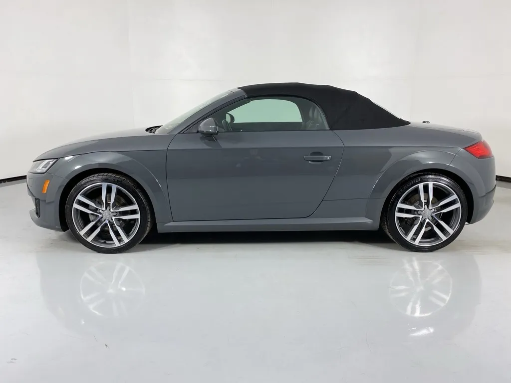 2016 Audi TT 2.0T Roadster photo 2