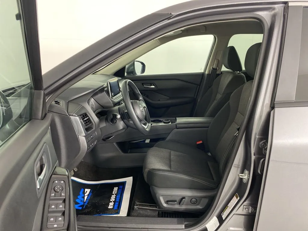 2024 Nissan Rogue SV - Photo 12