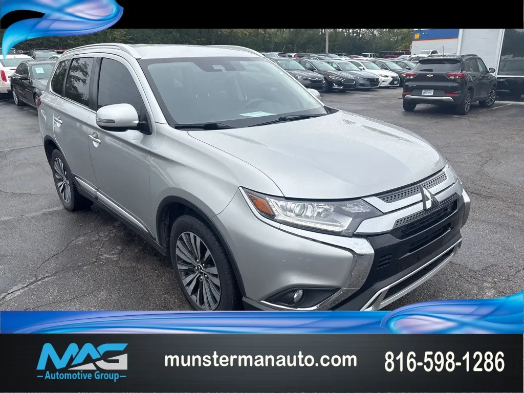 Silver 2020 Mitsubishi Outlander LE for sale in Blue Springs, MO