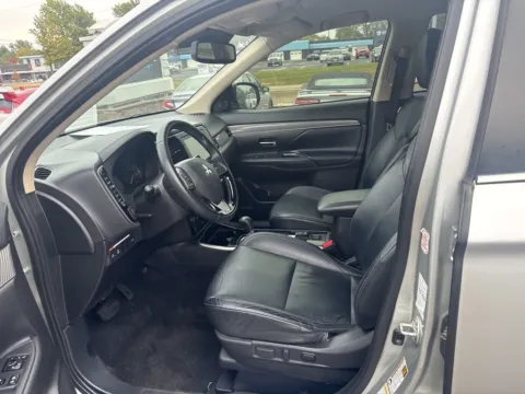 More photos of 2020 Mitsubishi Outlander LE at MAG Auto - Munsterman Automotive Group, MO