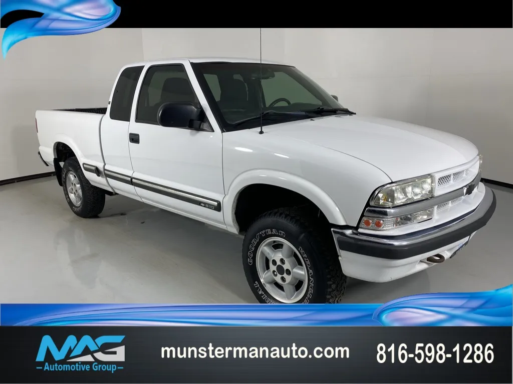 White 2003 Chevrolet S-10 LS for sale in Blue Springs, MO