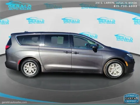 More photos of 2023 Chrysler Pacifica Touring L at Gerald Auto Sales, IL