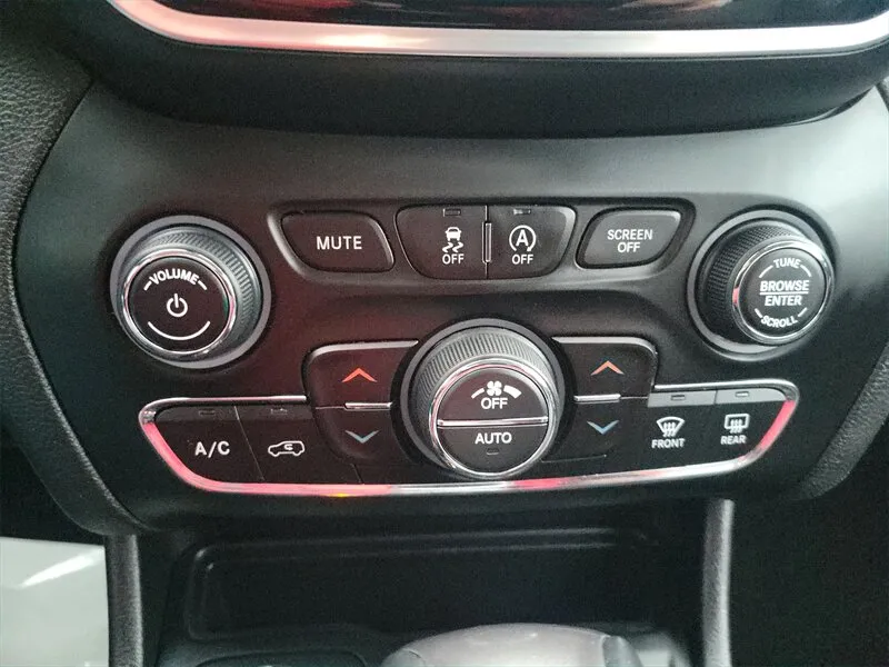 2019 Jeep Cherokee Overland - Photo 24