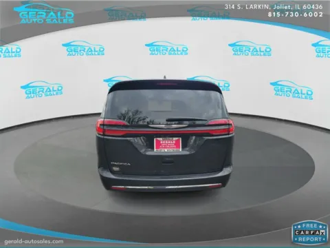 More photos of 2023 Chrysler Pacifica Touring L at Gerald Auto Sales, IL