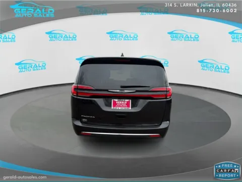 More photos of 2023 Chrysler Pacifica Touring L at Gerald Auto Sales, IL