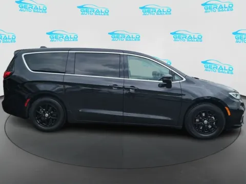 More photos of 2023 Chrysler Pacifica Touring L at Gerald Auto Sales, IL