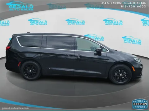 More photos of 2023 Chrysler Pacifica Touring L at Gerald Auto Sales, IL