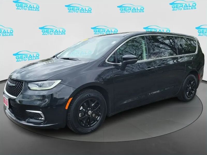 2023 Chrysler Pacifica Touring L's photo