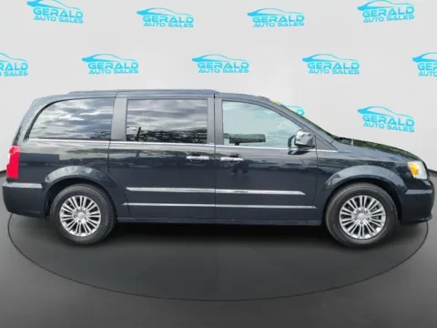 More photos of 2014 Chrysler Town and Country Touring-L at Gerald Auto Sales, IL