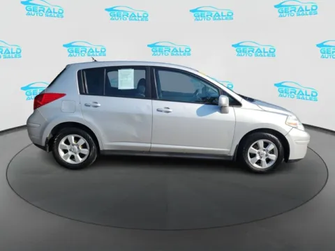 More photos of 2010 Nissan Versa 1.8 S at Gerald Auto Sales, IL
