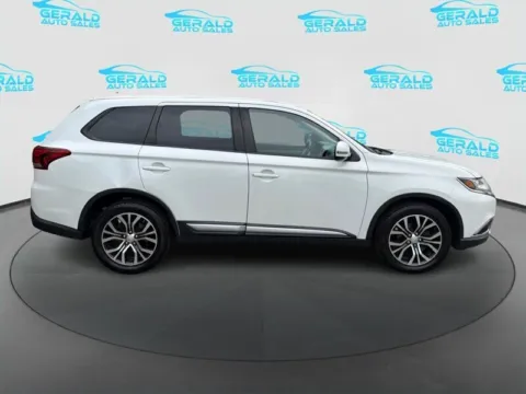 More photos of 2016 Mitsubishi Outlander SE at Gerald Auto Sales, IL